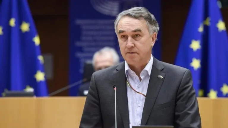 პეტრას აუსტრევიჩუსი – „ქართულმა ოცნებამ“ არაკონსტიტუციური გადაწყვეტილება მიიღო – ევროკავშირმა უნდა გააუქმოს უვიზო რეჟიმი დიპლომატიური პასპორტების მფლობელებისთვის და დააწესოს ინდივიდუალური სანქციები